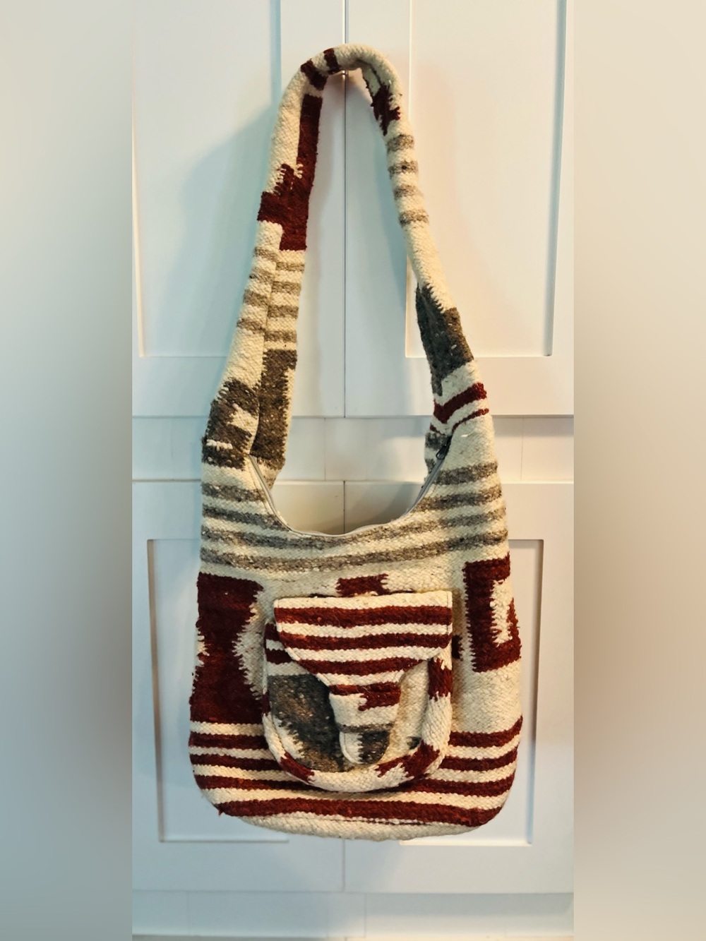 Wool shoulder bag with beautiful colors.